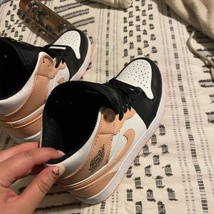 Jordan’s • Size 8 • Peach/Black/White